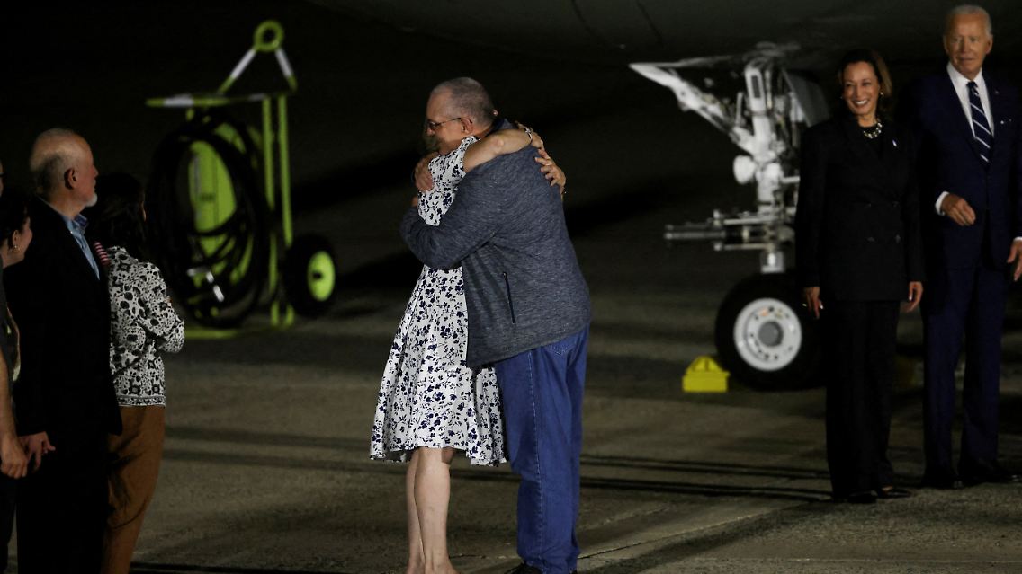 Am Flugplatz im US-Bundesstaat Maryland werden die Freigekommenen von ihren Angehörigen in die Arme geschlossen: der Ex-US-Marine Paul Whelan wird seiner Schwester begrüßt, ...