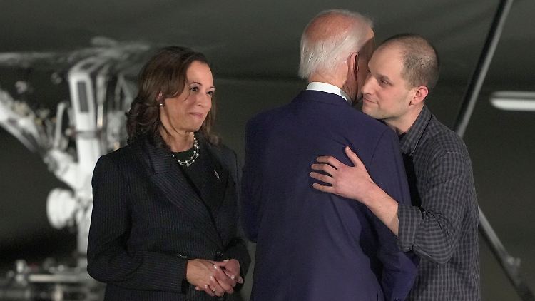 US-Präsident Joe Biden umarmte den freigelassenen Journalisten Evan Gershkovich.
