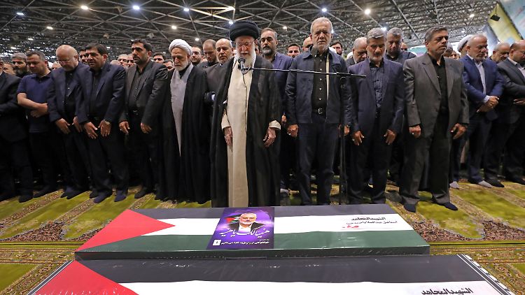 Irans Oberster Führer Ajatollah Ali Chamenei spricht ein Gebet über den Särgen des Hamas-Führers Ismail Hanija und seines Leibwächters.
