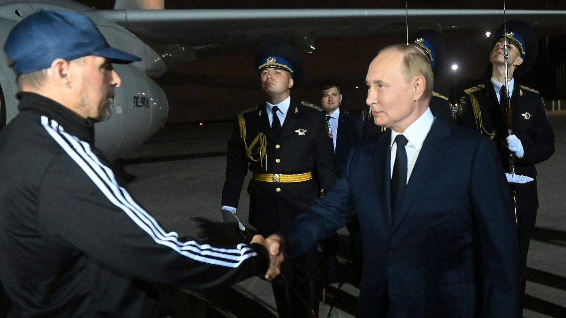 Wladimir Putin begrüßt den vom Westen freigelassenen russischen Gefangenen Wadim Krasikow nach dessen Ankunft auf dem Regierungsflughafen Vnukovo außerhalb von Moskau.