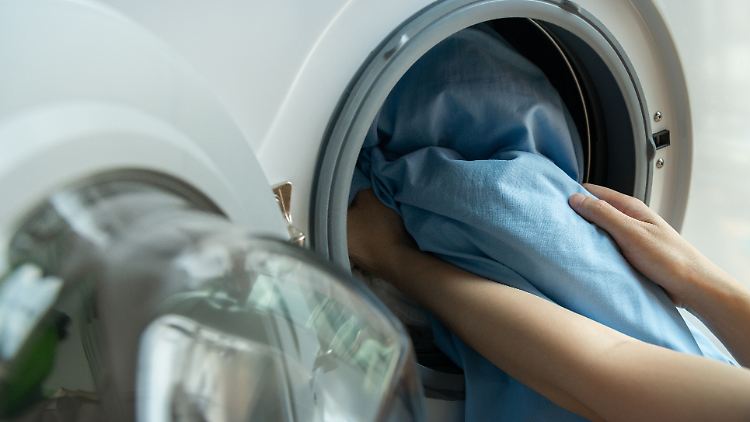 Soll die Bettwäsche möglichst lange halten, sollten beliebte Fehler besser nicht passieren.