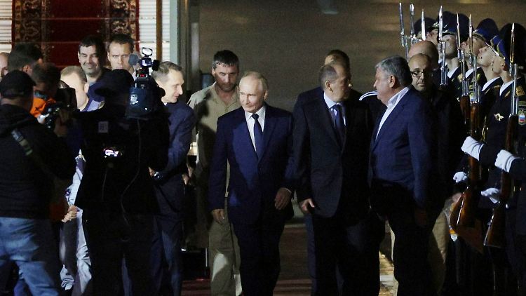 Auf diesem von der staatlichen russischen Nachrichtenagentur Sputnik veröffentlichten Bild begrüßt Putin freigelassene russische Gefangene am Flughafen.