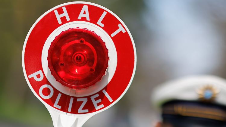 Die Polizei kann die Männer schließlicch stellen.