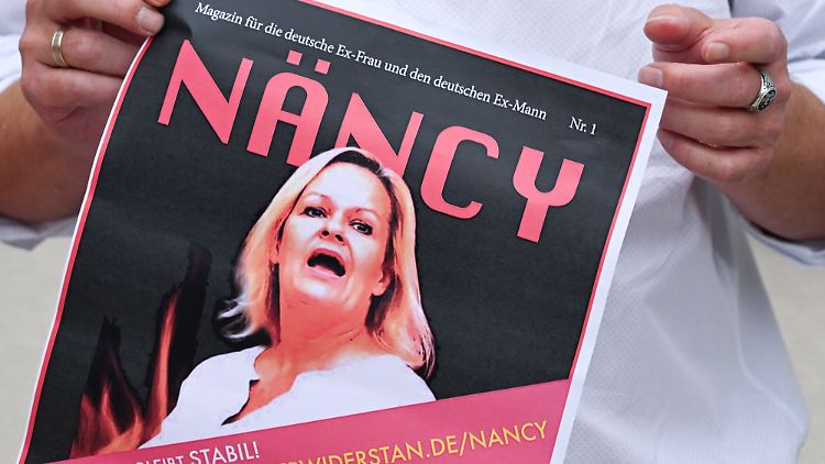 Jürgen Elsässer präsentiert das Cover des "neuen" Magazins "Näncy".