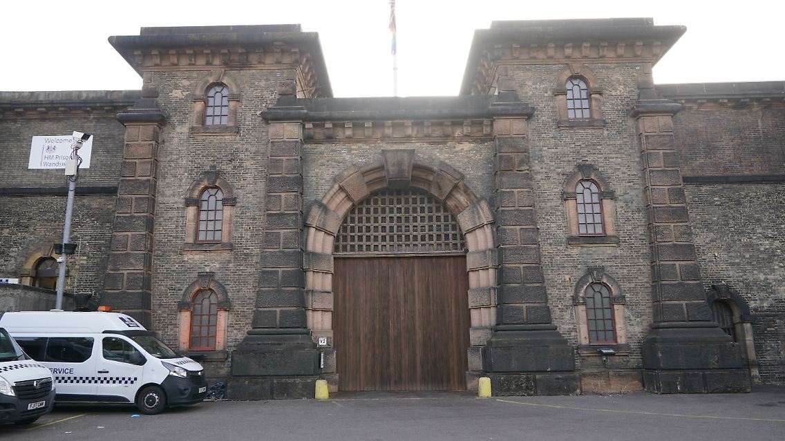 Mit der Verschärfung verhindere die Regierung auch, dass ein konkreter Serienmörder eine zivile Partnerschaft eingehen könne, meldete die britische Nachrichtenagentur PA. Der Mann war wegen Mordes an zwei jungen Frauen sowie einer 13-Jährigen zu zweimal Lebenslang verurteilt worden. Er hatte Berichten zufolge staatliche Rechtshilfe beantragt, um eine Entscheidung anzufechten, seine Heirat zu verhindern.