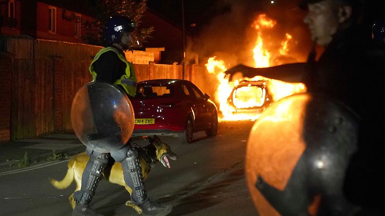 In der englischen Stadt Hartlepool randalierten am Mittwochabend etwa 150 Menschen, unter anderem wurden Polizeiautos angezündet. 