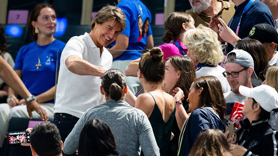 Tom Cruise als Gast auf der Tribüne bei der Qualifikation im Kunstturnen der Frauen am zweiten Tag der Olympischen Spiele Paris.