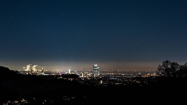 Blick vom Rodderberg in Wachtberg auf Bonn und Köln. Lichtverschmutzung gibt es vor allem durch Großstädte.