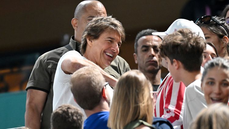 Tom Cruise besucht die Olympischen Spiele und die Fans feiern ihn.