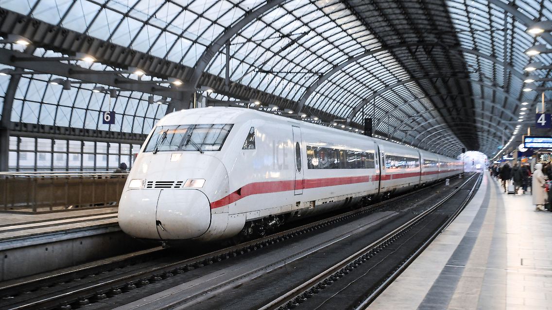 Ein Zug im Bahnhof Berlin-Spandau.