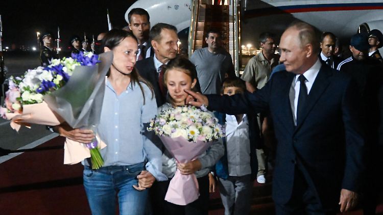 Kremlchef Putin empfing die Ausgetauschten persönlich am Flughafen. 