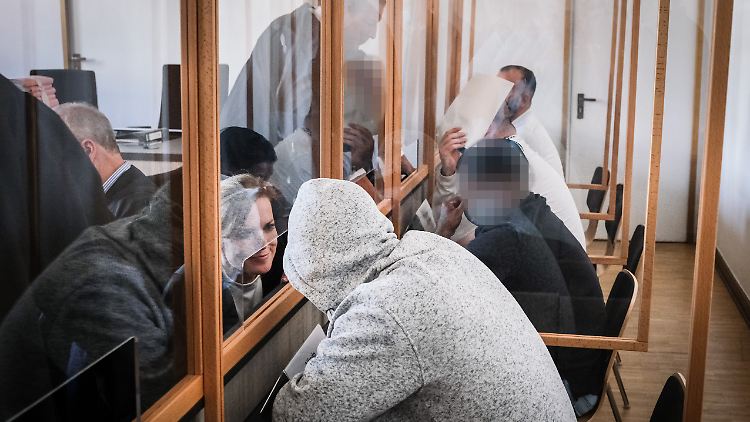 Die Angeklagten beim Prozessauftakt im Sommer 2022.