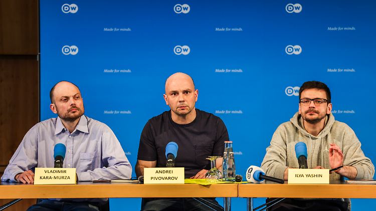 Die russischen Oppositionellen Kara-Mursa (l.) und Jaschin (r.) werfen dem Kreml vor, sie gegen ihren Willen aus Russland ausgewiesen zu haben.