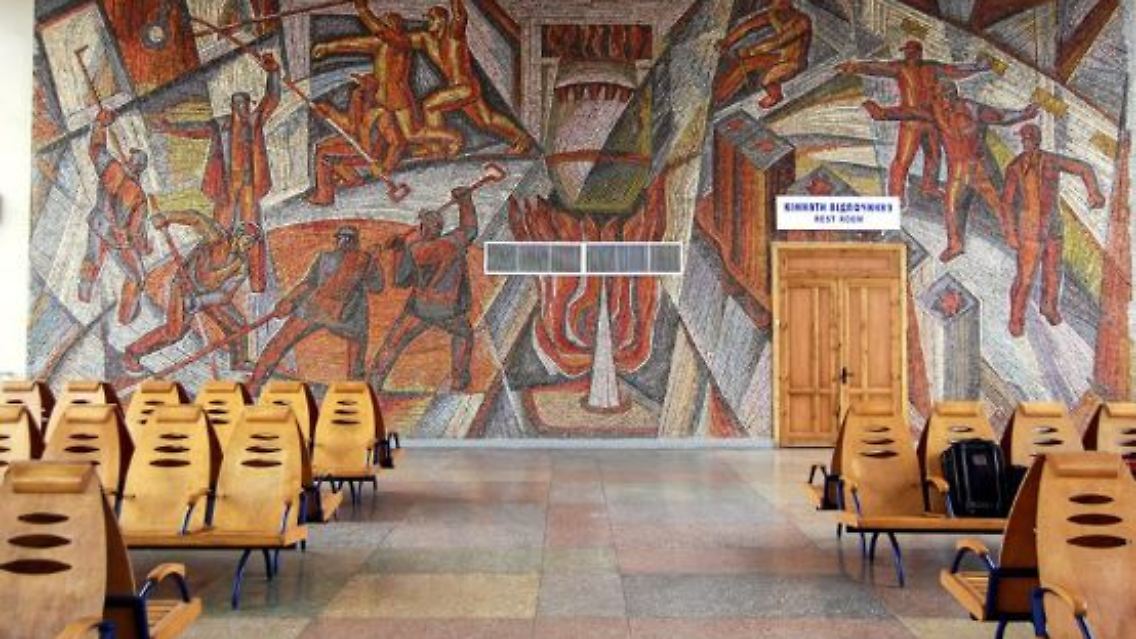 Das Mosaik ist im Bahnhof in Mariupol verschwunden.