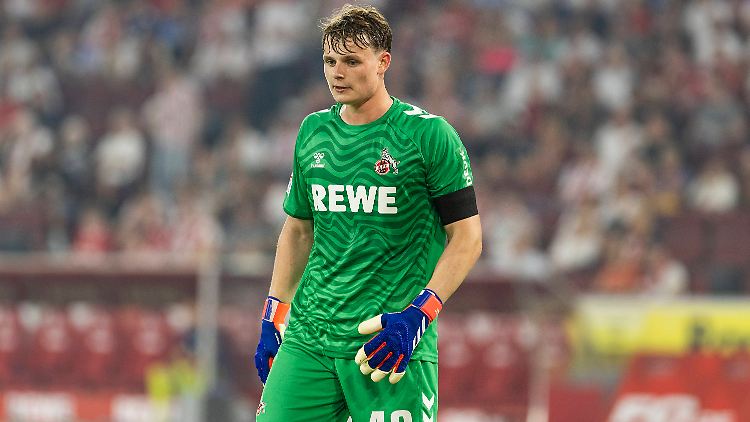 Jonas Urbig leistet sich einen Patzer.