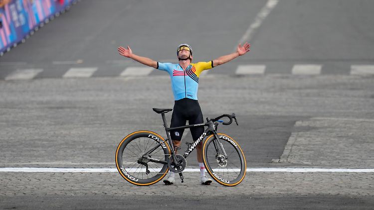 Evenepoel genießt den Olympiasieg.