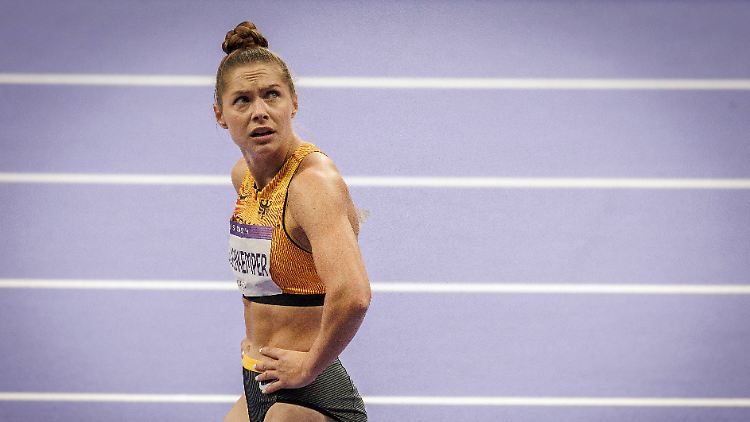 Gina Lückenkemper schaut ungläubig zur Anzeigentafel.