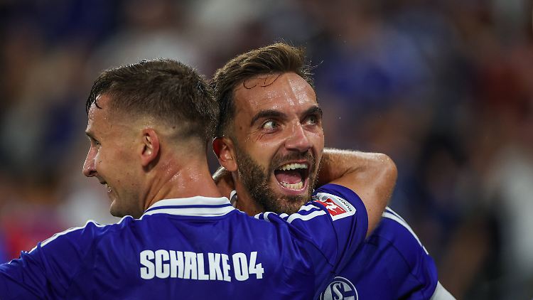 Kenan Karaman traf für den FC Schalke. Und freut sich.