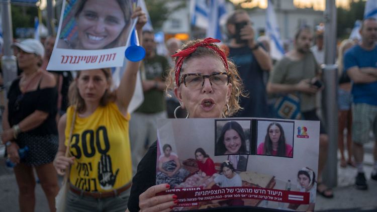 Zahlreiche Israelis fordern die Regierung auf, ein Abkommen mit der Hamas zu schließen. 