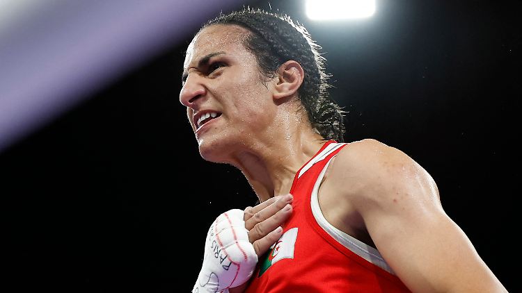 Imane Khelif wurde nach ihrem Halbfinalsieg gegen Anna Luca Hamori sehr emotional.
