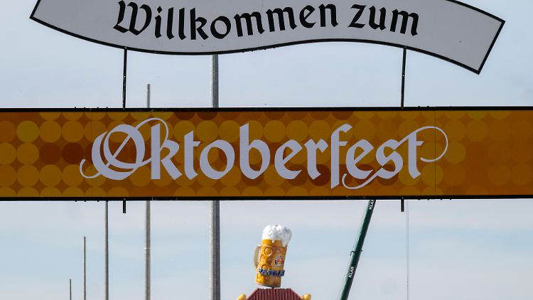 In München werden die Bierzelte auf dem Oktoberfestgelände Theresienwiese schon wieder aufgebaut.