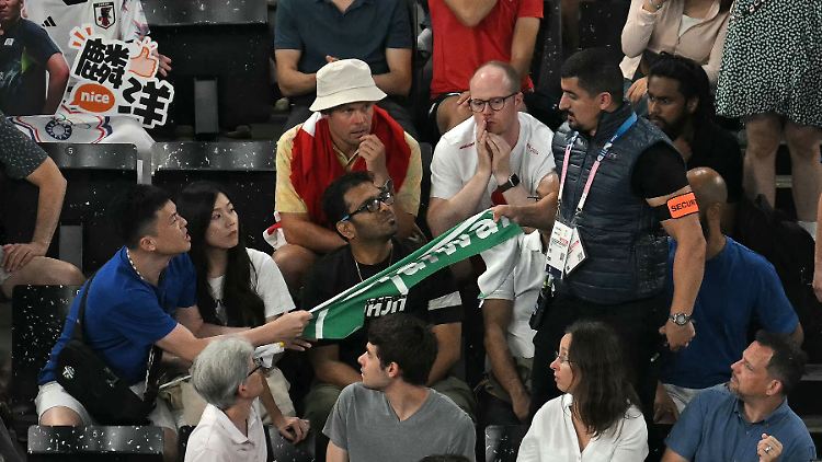 Taiwanische Fans haben in Paris Ärger.