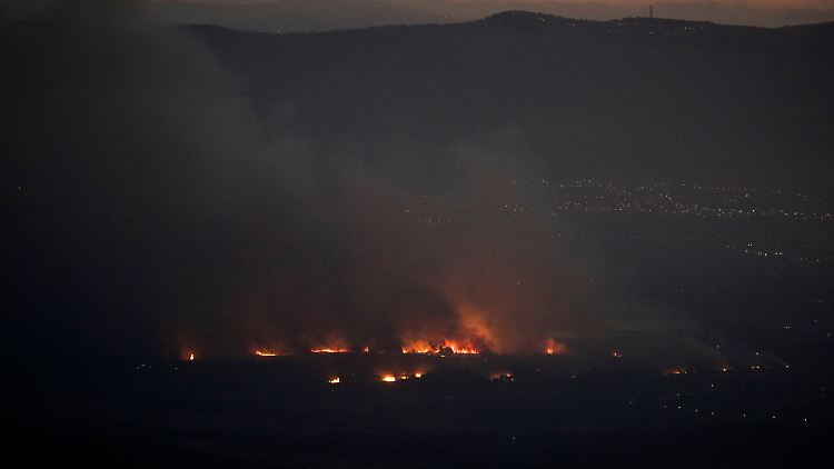 Die Angst vor einem Flächenbrand wächst: Feuer beim Kibbutz HaGoshrim nach einem Angriff aus dem Libanon