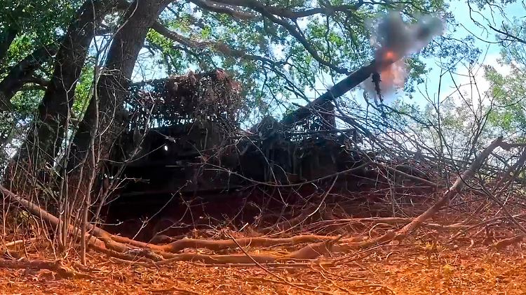 Dieses vom russischen Verteidigungsministerium  veröffentlichte Video zeigt eine feuernde Panzerhaubitze. 