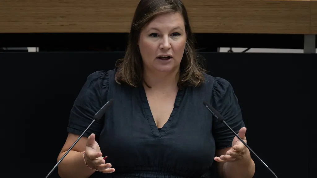 Die-Gruenen-Politikerin-Antje-Kapek-haelt-eine-Rede-im-Berliner-Abgeordnetenhaus