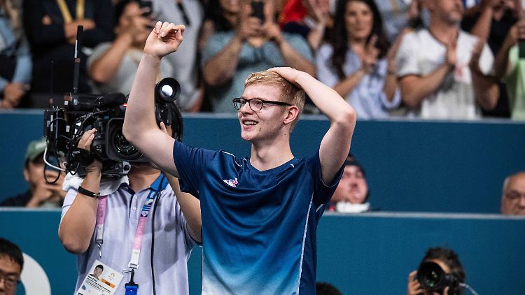 Konnte sein Glück kaum fassen: Der 17-jährige Felix Lebrun gewinnt Bronze im Tischtennis.