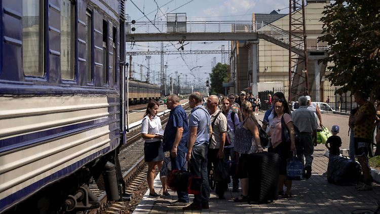 Menschen warten am Bahnhof von Pokrowsk in der Region Donezk auf ihre Fahrt Richtung Westen.