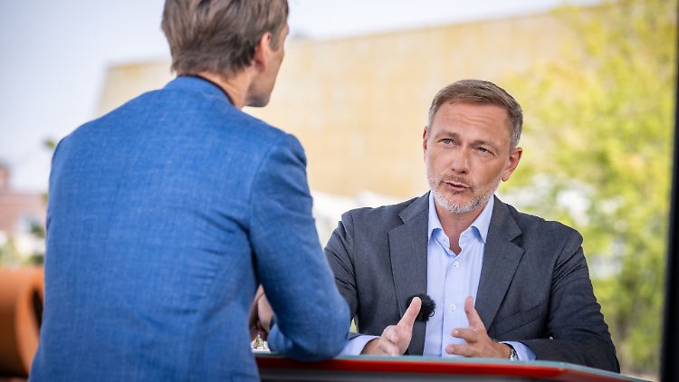 Mit Blick auf die Ampel-Koalition sagte Lindner, es bereite ihm Sorge, "dass die SPD-Fraktion viele Grundlagenentscheidungen infrage stellt".