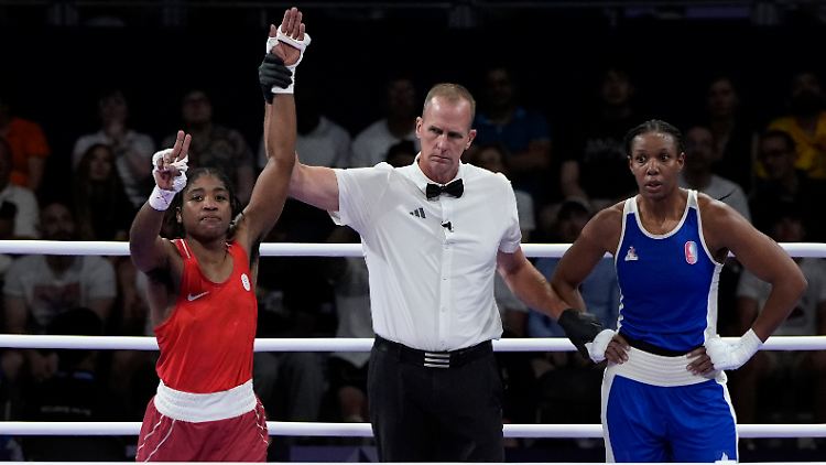 Boxerin Cindy Ngamba (links) hat mindestens die Bronzemedaille sicher.