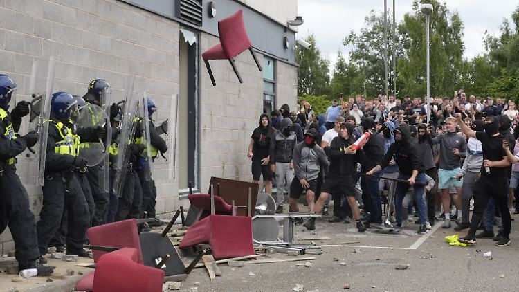 Randalierer greifen in verschiedenen Städten die Polizei an.