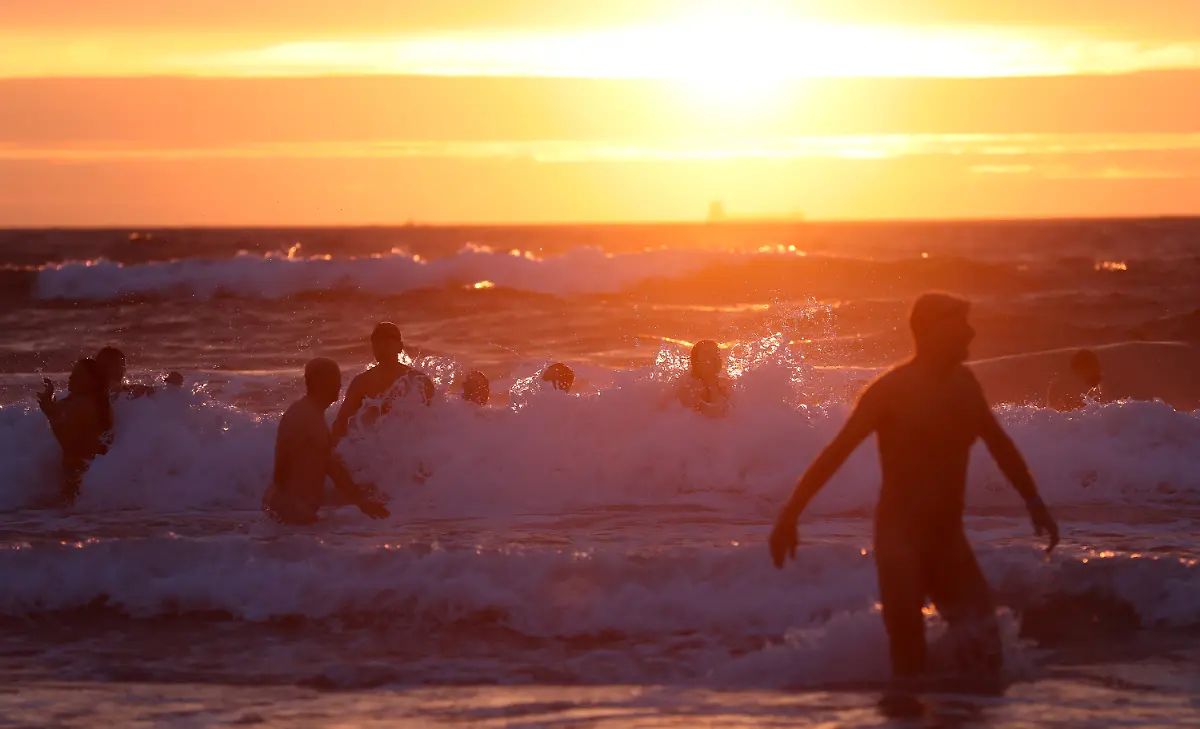 2017-09-24T122746Z-497283520-RC1B88425940-RTRMADP-3-BRITAIN-SKINNYDIP