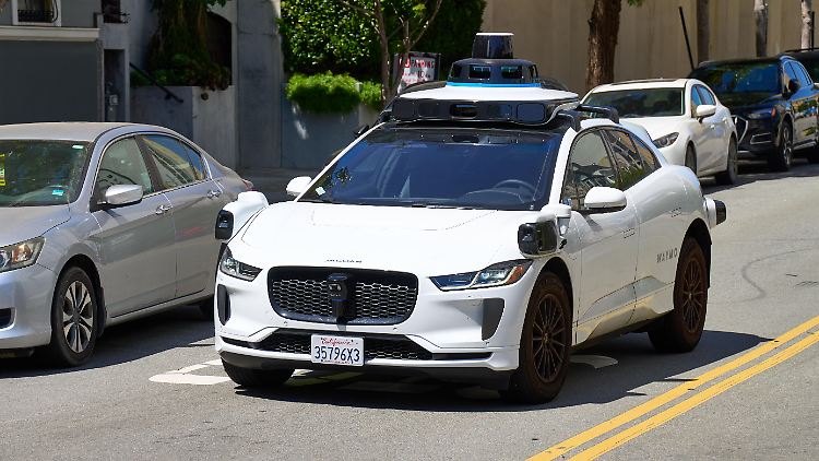 Verschiedene US-Firmen, wie Waymo, testen bereits selbstfahrende Autos im Straßenverkehr. 
