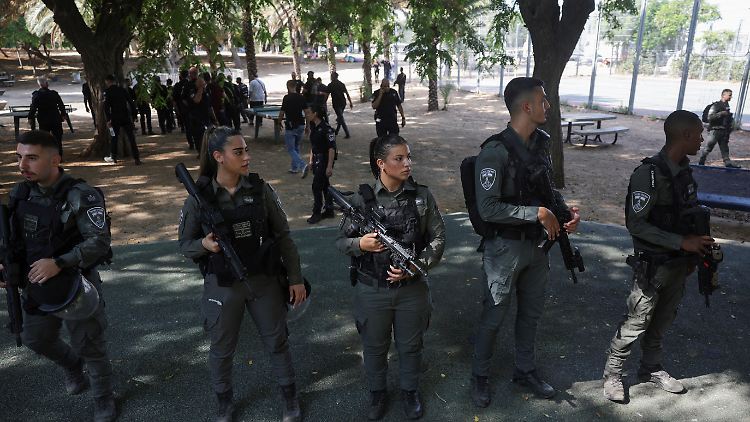 Israelische Soldatinnen und Soldaten. Bislang zeichne sich "kein definitives Bild" über die zu erwartenden Attacken ab, berichten israelische Medien. 