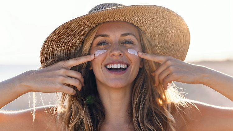 Die beste Sonnencreme sollte nicht nur vor der Sonne schützen, sondern auch schnell einziehen.