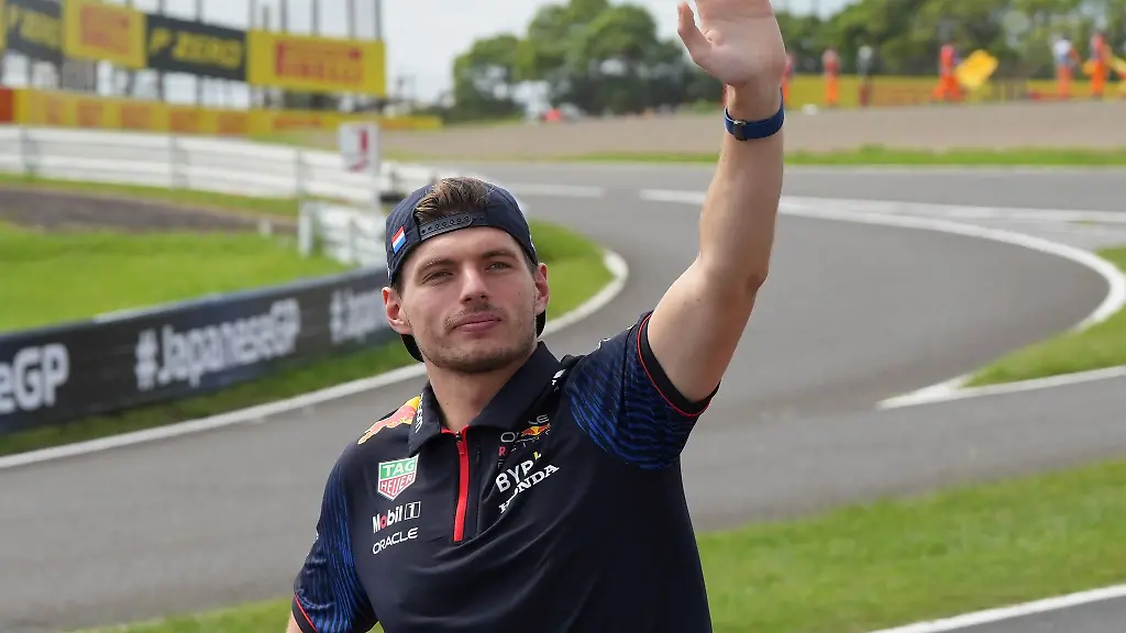 Max-Verstappen-begruesst-die-Zuschauer-bei-der-Fahrerparade