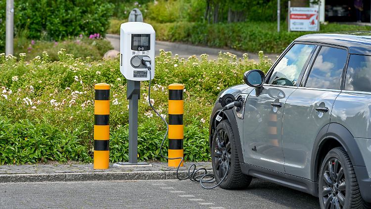 Auf deutschen Straßen sind weniger Elektroautos unterwegs als erhofft.