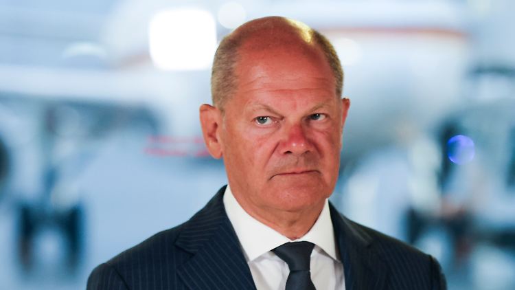 "Die Ampel zerlegt sich wieder mal in aller Öffentlichkeit, weil sie erneut beim Haushalt scheitert - und der Kanzler urlaubt", sagte CSU-Generalsekretär Huber.
