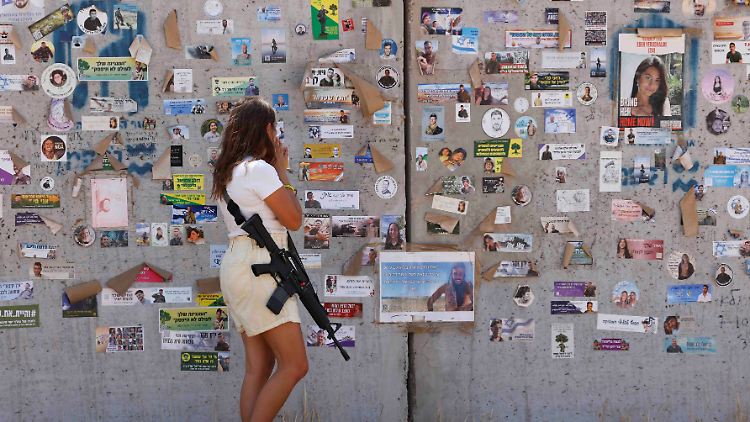 300 Tage nach dem Hamas-Massaker besuchen Menschen den Ort des Nova-Festivals, wo viele Besucher ermordet oder entführt wurden.