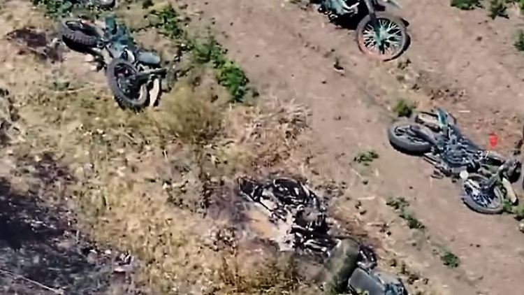 Zerstörte russische Motorräder, aufgenommen von einer Drohne. 