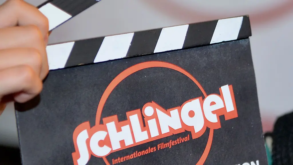 Eine-Filmklappe-mit-der-Aufschrift-Schlingel-aufgenommen-auf-dem-Kinder-und-Jugendfilmfestival-Schlingel