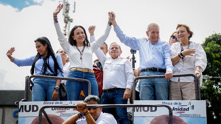 Maria Corina Machado und Edmundo Gonzalez Urrutia auf einer Demonstration gegen den mutmaßlichen Wahlbetrug.