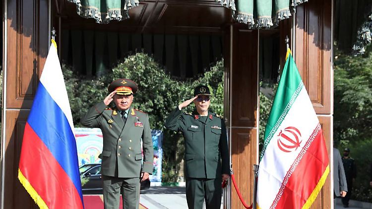 Russlands General Schoigu gemeinsam mit dem iranischen Armeechef Bagheri.