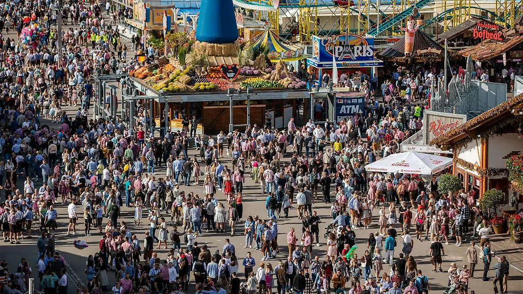 Zahlreiche-Besucher-geniessen-bei-Sonnenschein-das-176-Cannstatter-Volksfest-auf-dem-Cannstatter-Wasen
