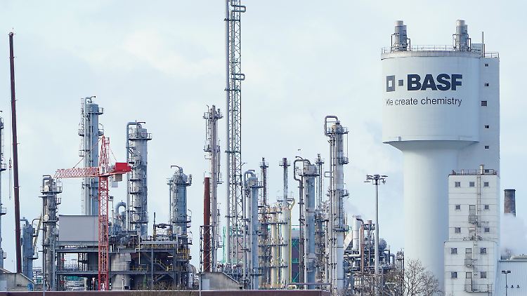 Die deutschen Chemie-Unternehmen haben ihre Produktion laut dem Ifo-Institut weiter verringert. 