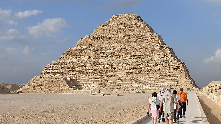 Die Djoser-Pyramide ist 62,5 Meter hoch. Um Steine in die Höhe zu transportieren, fluteten die Baumeister womöglich Schächte.