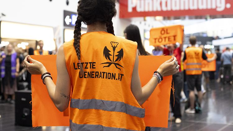 Die Letzte Generation Österreich hat sich zuletzt an Flughafen-Protesten beteiligt.